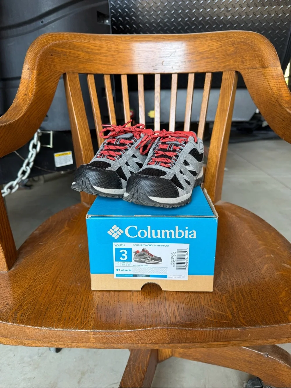 NEW: Columbia - size 2.5 / 3 Youth